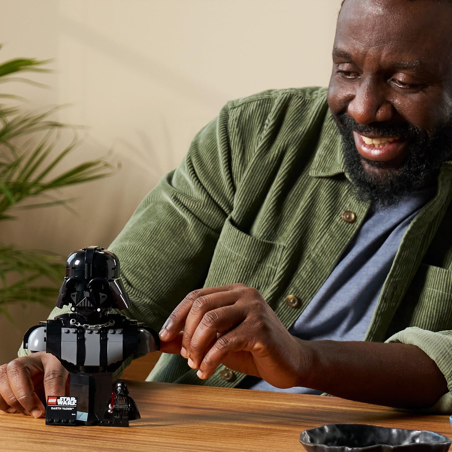 Darth Vader Bust Display Building Set with Collectible Sith Figure & Red Lightsaber for Adults – Model 75439