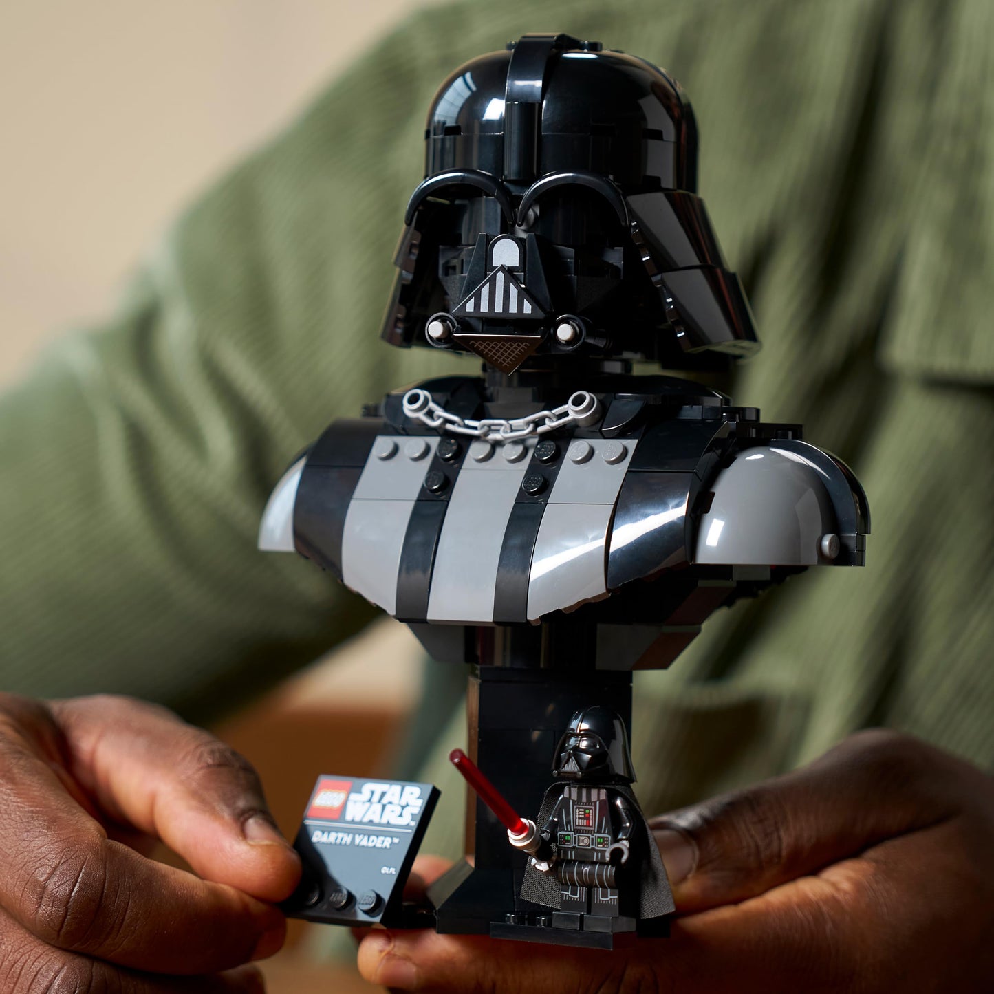 Darth Vader Bust Display Building Set with Collectible Sith Figure & Red Lightsaber for Adults – Model 75439